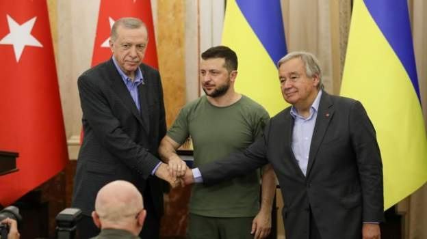 埃尔多安摸英国首相肩膀，埃尔多安